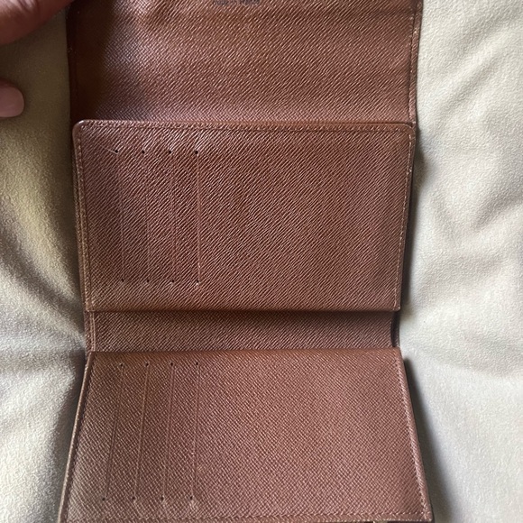 Louis Vuitton wallet with many features. - Picture 7 of 13